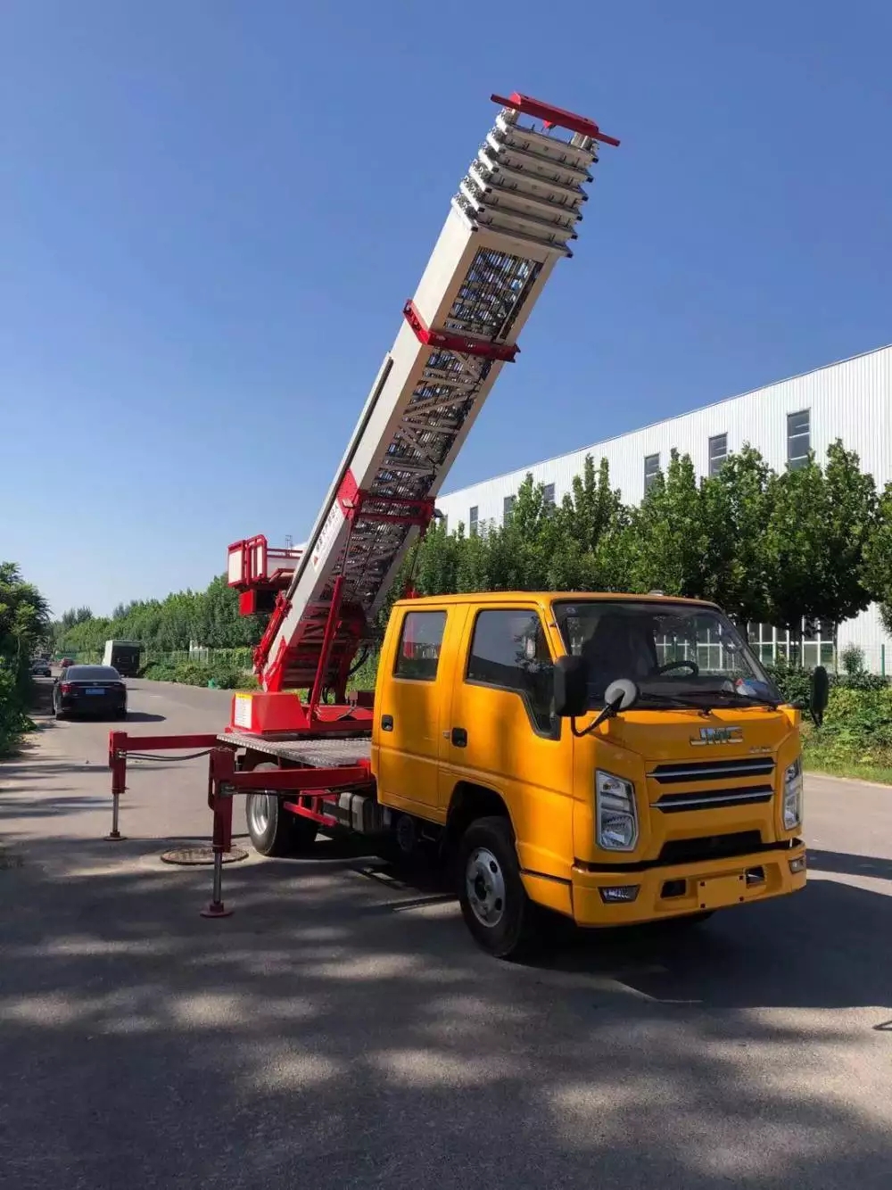 三亚附近的云梯车出租服务：轻松解决高空作业需求